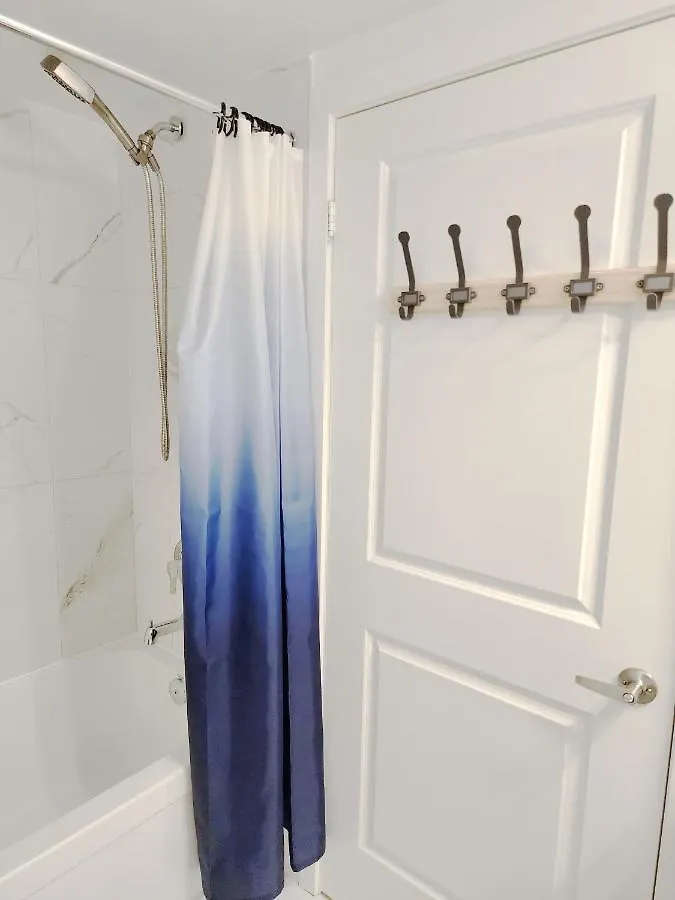 King Bed Tv Private Ensuite Retreat Bathroom Or Economical Double Bed Room Toronto Canada