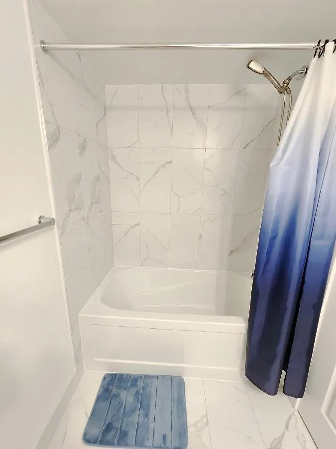 Guest house King Bed Tv Private Ensuite Retreat Bathroom Or Economical Double Bed Room Toronto