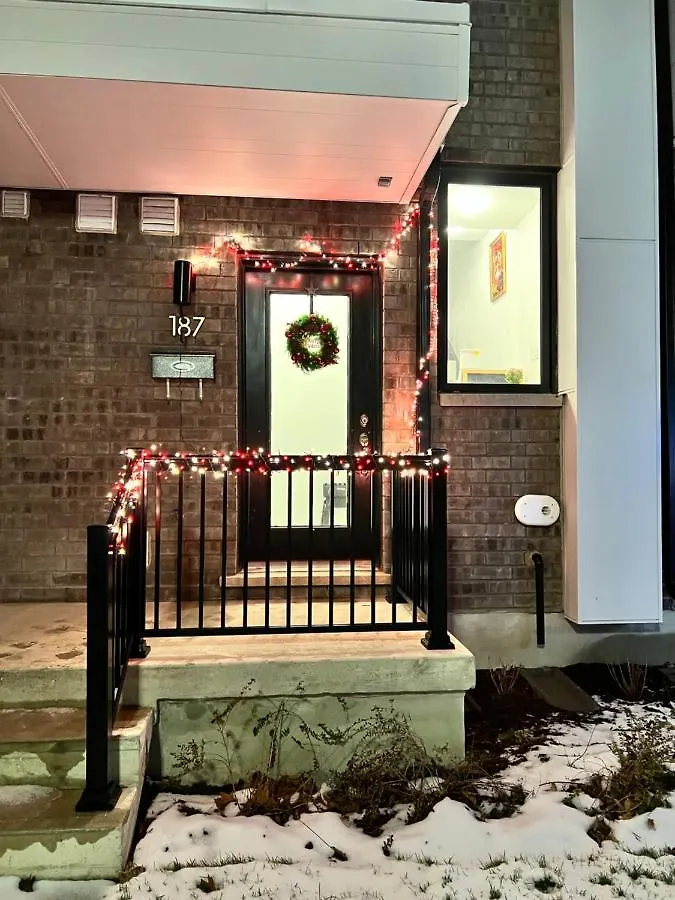 Guest house King Bed Tv Private Ensuite Retreat Bathroom Or Economical Double Bed Room Toronto