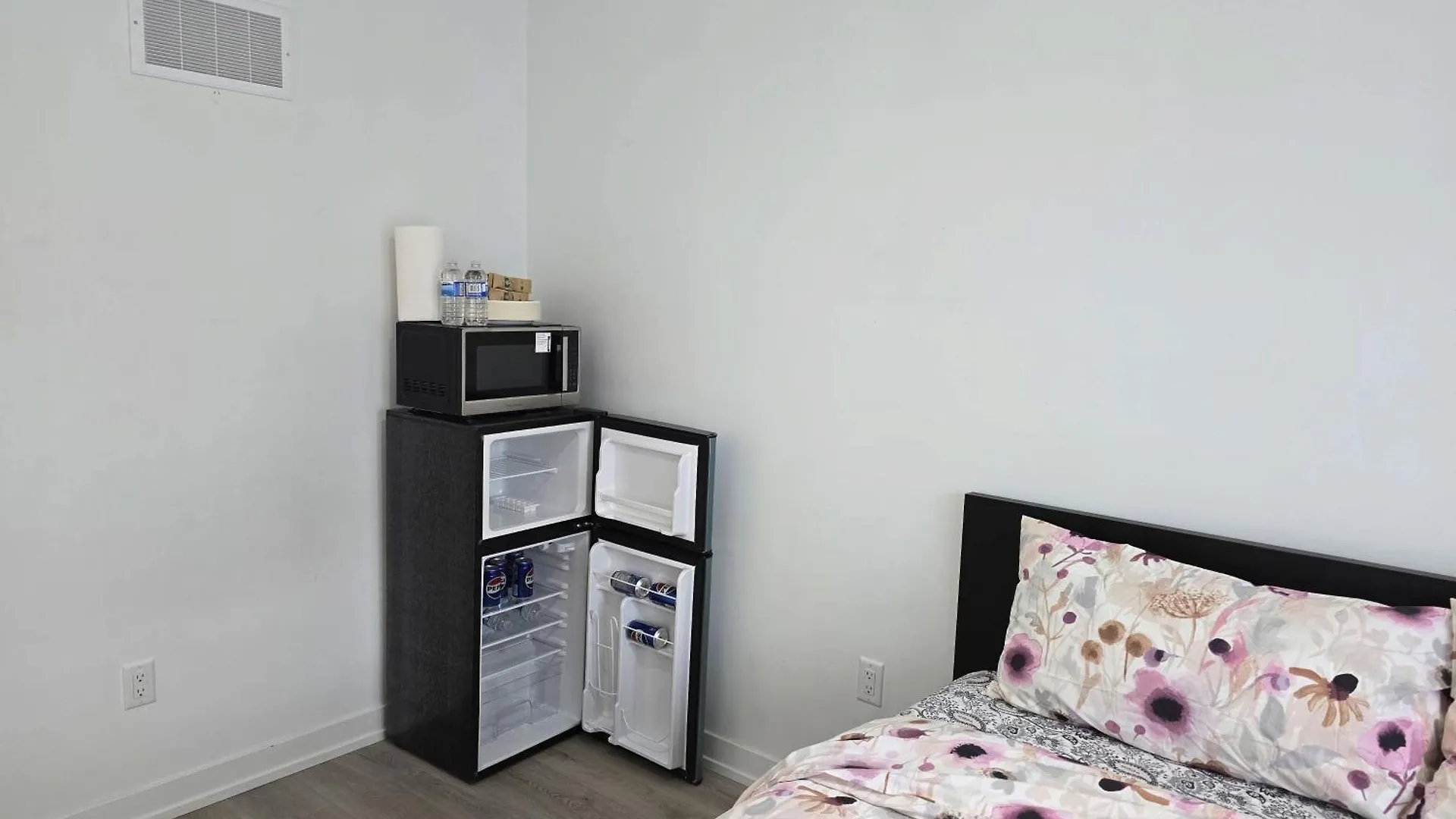 Guest house King Bed Tv Private Ensuite Retreat Bathroom Or Economical Double Bed Room Toronto