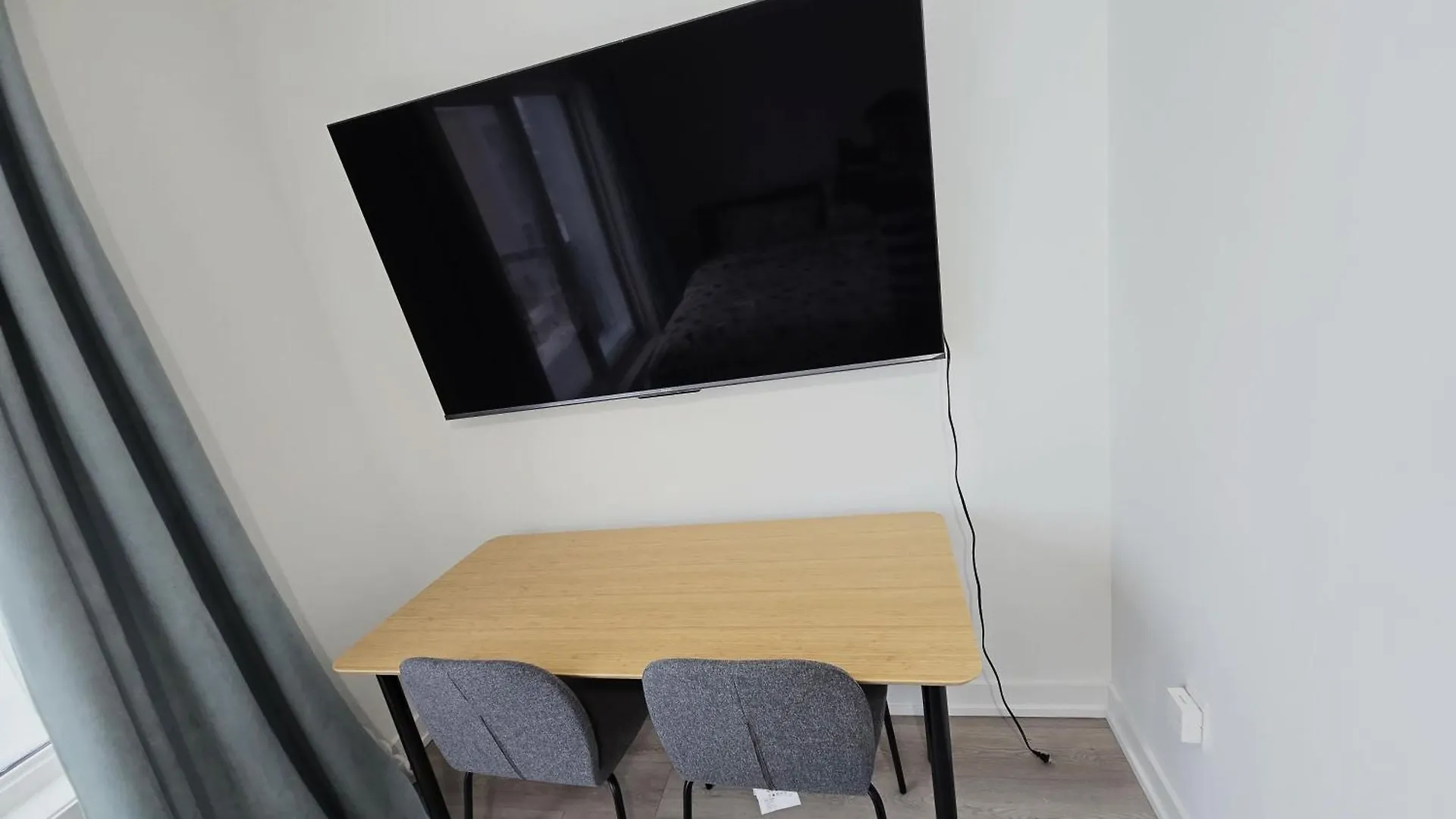 King Bed Tv Private Ensuite Retreat Bathroom Or Economical Double Bed Room Toronto Canada
