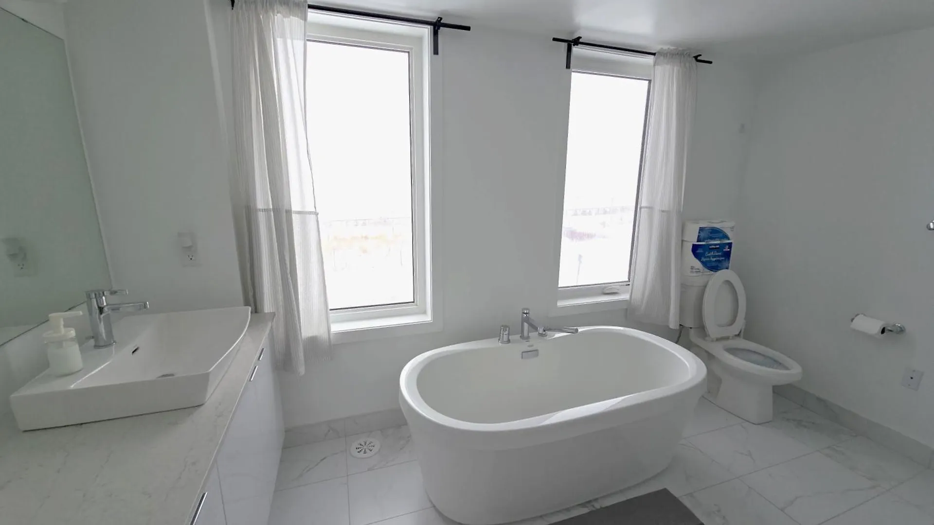 King Bed Tv Private Ensuite Retreat Bathroom Or Economical Double Bed Room Toronto