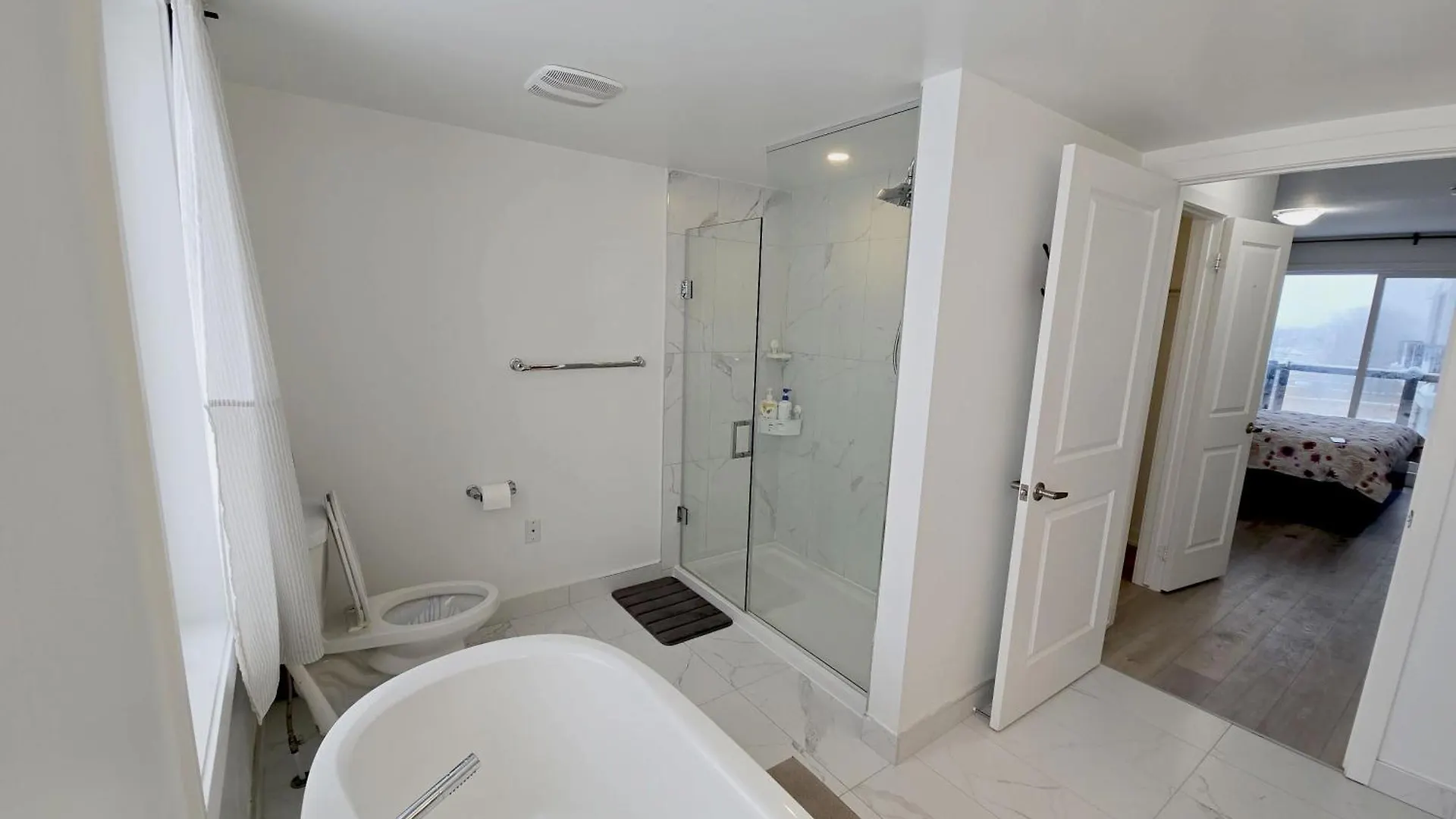 King Bed Tv Private Ensuite Retreat Bathroom Or Economical Double Bed Room Toronto Guest house
