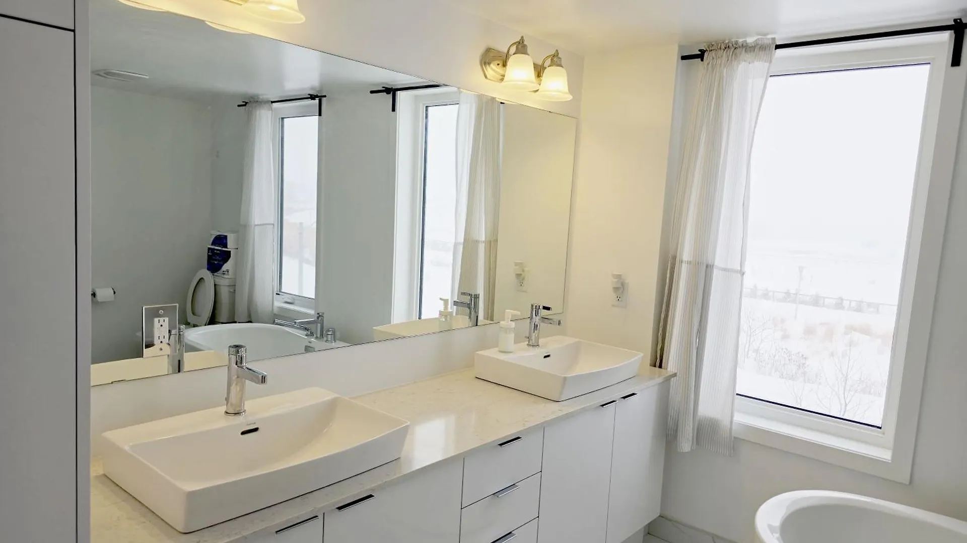 King Bed Tv Private Ensuite Retreat Bathroom Or Economical Double Bed Room Toronto